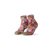Afbeelding in Gallery-weergave laden, sokken met print, vrolijke sokken, enkel sokken, zij aanzicht, sokken met ruffel, sokken met bloemenprint